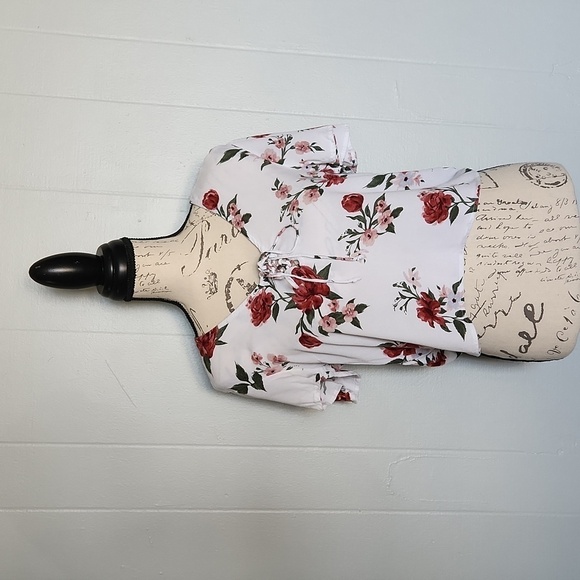 Kendall and Kylie crop floral lace up vneck blouse size medium - Picture 2 of 9